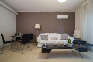 A seating area at Lovely New Βuild Flat Near Metro - Free Parking