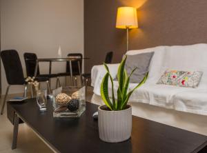 A bed or beds in a room at Lovely New Βuild Flat Near Metro - Free Parking