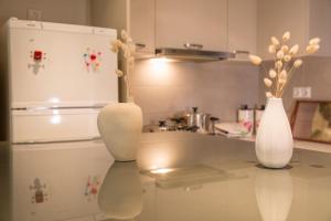 A kitchen or kitchenette at Lovely New Βuild Flat Near Metro - Free Parking