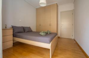 A bed or beds in a room at Lovely New Βuild Flat Near Metro - Free Parking