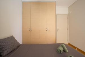 A bed or beds in a room at Lovely New Βuild Flat Near Metro - Free Parking