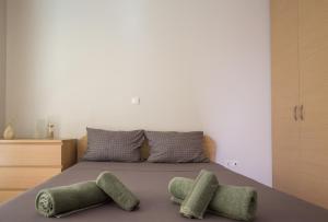 A bed or beds in a room at Lovely New Βuild Flat Near Metro - Free Parking
