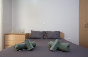 A bed or beds in a room at Lovely New Βuild Flat Near Metro - Free Parking