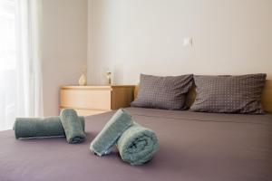 A bed or beds in a room at Lovely New Βuild Flat Near Metro - Free Parking