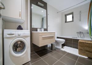 A bathroom at Lovely New Βuild Flat Near Metro - Free Parking