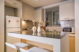 A kitchen or kitchenette at Lovely New Βuild Flat Near Metro - Free Parking