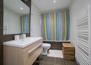 A bathroom at Lovely New Βuild Flat Near Metro - Free Parking Még 37 kép