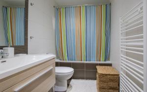 A bathroom at Lovely New Βuild Flat Near Metro - Free Parking