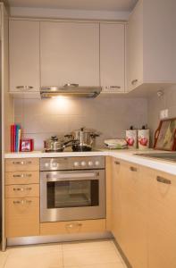 A kitchen or kitchenette at Lovely New Βuild Flat Near Metro - Free Parking