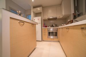 A kitchen or kitchenette at Lovely New Βuild Flat Near Metro - Free Parking