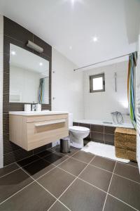 A bathroom at Lovely New Βuild Flat Near Metro - Free Parking