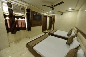 Postel nebo postele na pokoji v ubytování BABA GUEST HOUSE AJMER