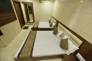 Postel nebo postele na pokoji v ubytování BABA GUEST HOUSE AJMER