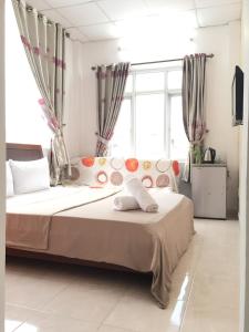 1 dormitorio con cama grande y ventana grande en Thanhha Guesthouse, en Ho Chi Minh