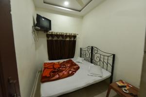 Postel nebo postele na pokoji v ubytování BABA GUEST HOUSE AJMER
