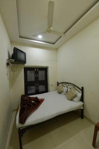 Postel nebo postele na pokoji v ubytování BABA GUEST HOUSE AJMER