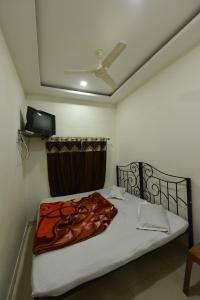 Postel nebo postele na pokoji v ubytování BABA GUEST HOUSE AJMER