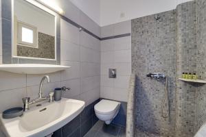 A bathroom at M.G. Hotel Studio & Apts