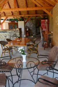 einen Tisch und Stühle in einem Zimmer mit einer Steinmauer in der Unterkunft Seosko domaćinstvo-Nedodjija in Apatin