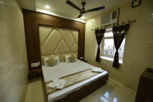 Postel nebo postele na pokoji v ubytování BABA GUEST HOUSE AJMER