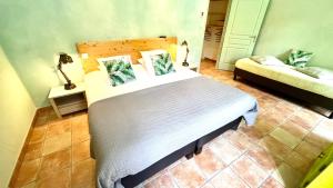 Postel nebo postele na pokoji v ubytování Logis Hôtel Restaurant Le Domaine de l'Eau Vive
