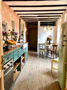 una cucina con tavolo e piano di lavoro di Charming and Design Attic Loft Central Milan in coolest area Navigli Ticinese a Milano