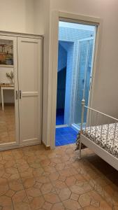 Schlafzimmer mit einem Bett und einer Glasschiebetür in der Unterkunft Dei Meravigli in Bari