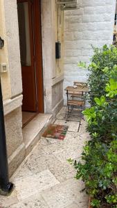 een patio met een tafel en stoelen naast een deur bij Dei Meravigli in Bari