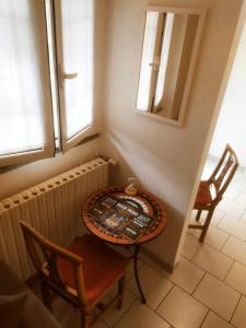 a small table and chairs in a small room at La Quiete in Senna Comasco