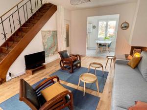 uma sala de estar cheia de mobiliário e uma escadaria em La chambre jaune maison avec grande terrasse et garage privé em Lille