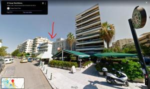 - Vistas a una calle de una ciudad con x en Luxury seaside apartment in Flisvos Palaio Faliro en Athens