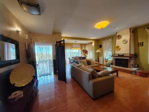 Fotografie z fotogalerie ubytování Chalet con piscina en Liria v destinaci Lliria