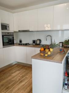 a kitchen with a bowl of fruit on a counter at Apartmani Leo-Marin in Makarska