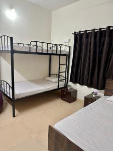 een kamer met 2 stapelbedden in een kamer bij Elite stays in Pune