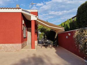 Fotografie z fotogalerie ubytování Chalet con piscina en Liria v destinaci Lliria