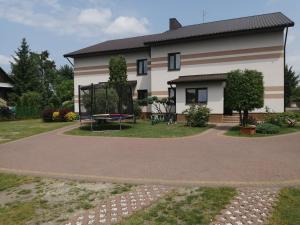 una casa con un parco giochi di fronte di Noclegi Janina Surmacz a Zwierzyniec
