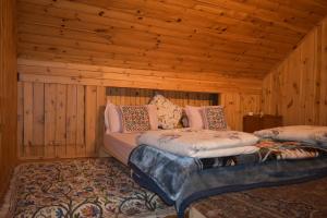 sypialnia z 2 łóżkami w drewnianym domku w obiekcie The Shivdhaar Estate Patnitop w mieście Kūd