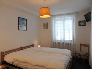 een slaapkamer met een bed en een raam bij Hotel Pensione Dolomiti in Falcade