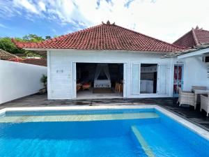 a villa with a swimming pool and a house at Villa Gede 888 Lembongan in Nusa Lembongan