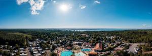 uma vista aérea de um resort na floresta em CAMPING SIBLU - LA RESERVE **** - Mobile Home - 3 ch. - (8pers) em Gastes