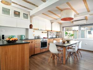 Nhà bếp/bếp nhỏ tại Limanaki Villa