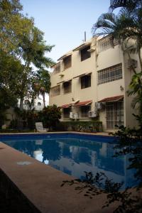 um edifício com piscina em frente a um edifício em Departamento Céntrico y Moderno en Cancún. em Cancún