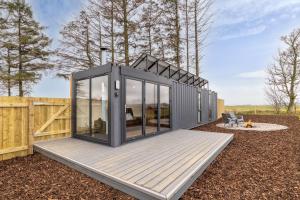 una casita en una terraza en un patio en Amazing Views Off Grid Cabin en Duncanston