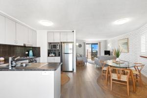 Кухня или кухненски бокс в Modern 2BR Beachside Apartment - Kings Beach