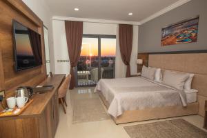 una camera d'albergo con letto e TV di Mc Palace Hotel Spa & Convention a Kyrenia