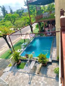 einen Blick über den Pool in einem Resort in der Unterkunft Hien Hoa Villa Hoi An in Hoi An