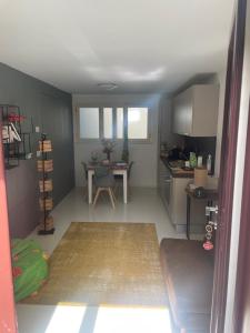Kuchyňa alebo kuchynka v ubytovaní Loft Crimea con patio
