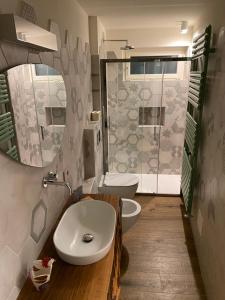bagno con 2 servizi igienici, lavandino e doccia di LaLucia Luxury Suite Lake Como ad Argegno