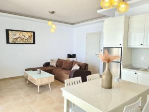 sala de estar con sofá y mesa en Bella Mare Luxury Apartments, en Kalamaki