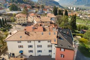 een luchtzicht op een wit huis met rood dak bij La Canonica Suite Apartments New Location in Trento